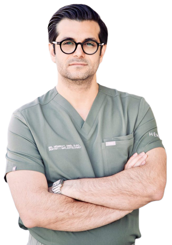 Dr. Hémmat, Zahnarzt und Implantologe, in Praxiskleidung